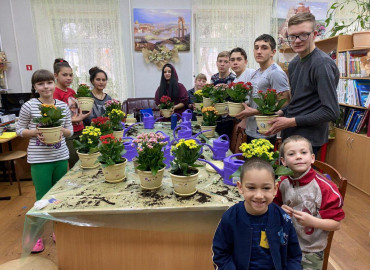 В Ростовской области дети-сироты сажают комнатные цветы, разгадывают эко-викторины и общаются с волонтерами